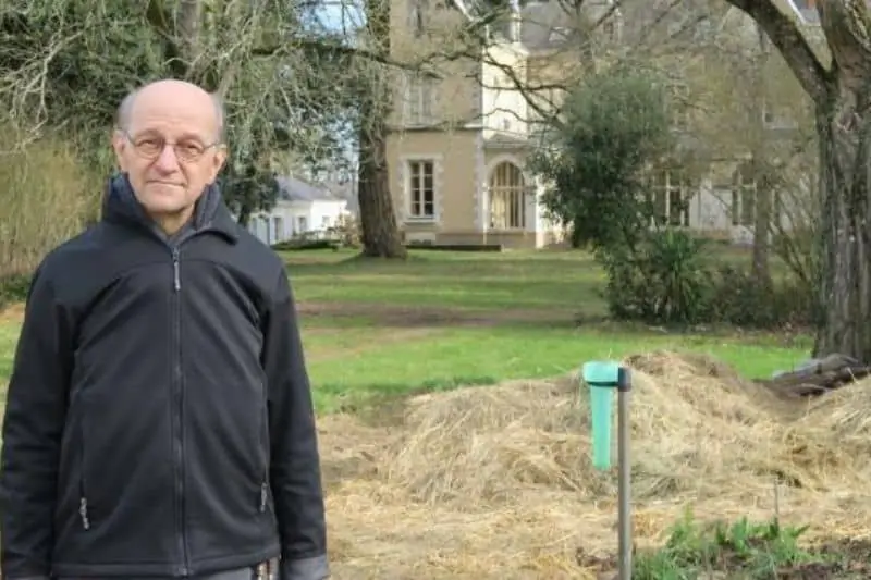 un homme en train de faire de la poterie