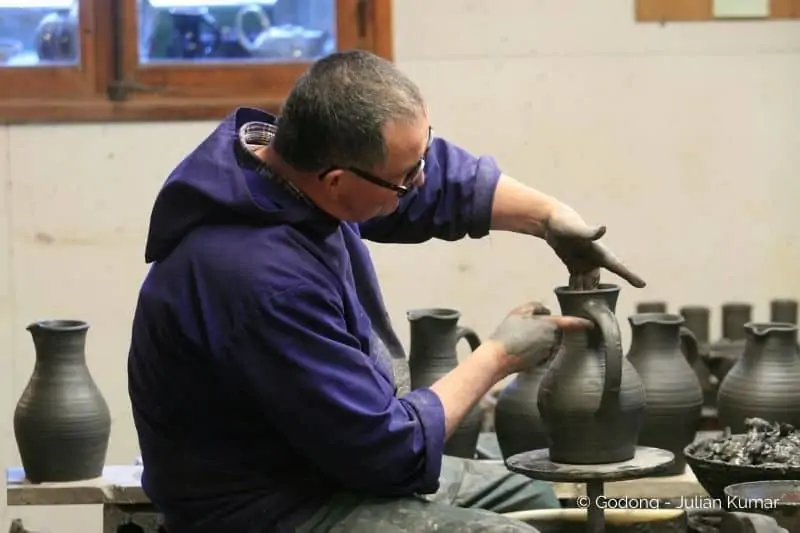 un homme en train de faire de la poterie