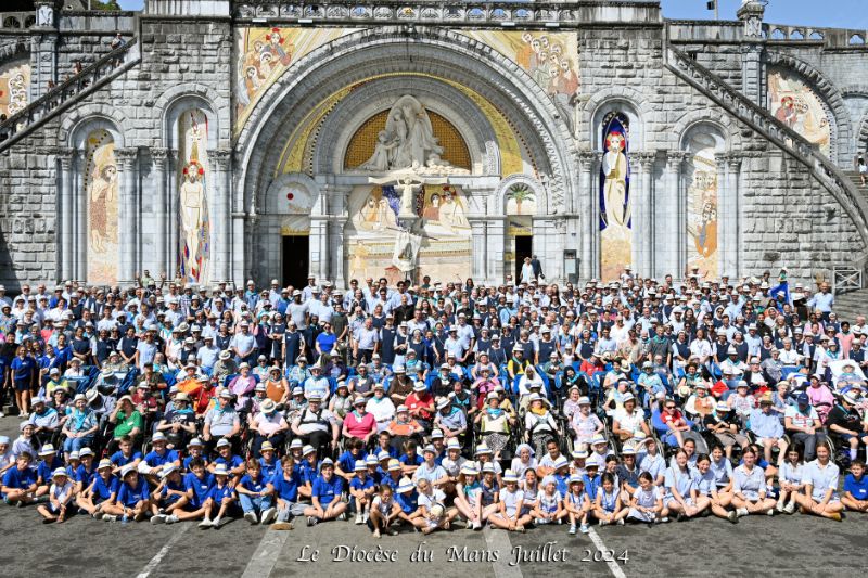 Photo de groupe du pèlerinage diocésain à Lourdes en 2022